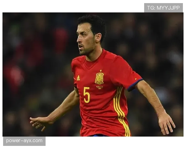 布斯克茨战术适配性解析:中场大师如何重塑现代足球阵型 布斯克茨战术适配性解析:中场大师如何重塑现代足球阵型