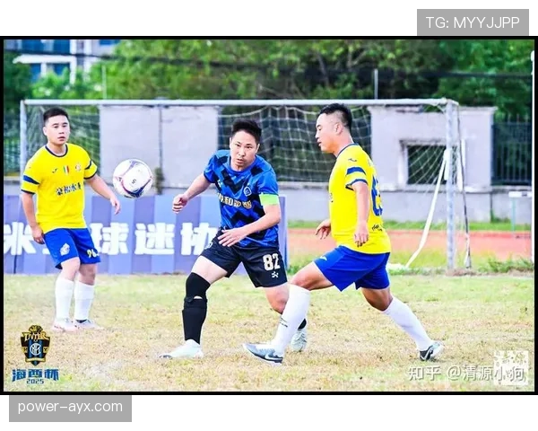 米兰球迷热情如火,助球队稳步提升迎战新赛季 米兰球迷热情如火,助球队稳步提升迎战新赛季