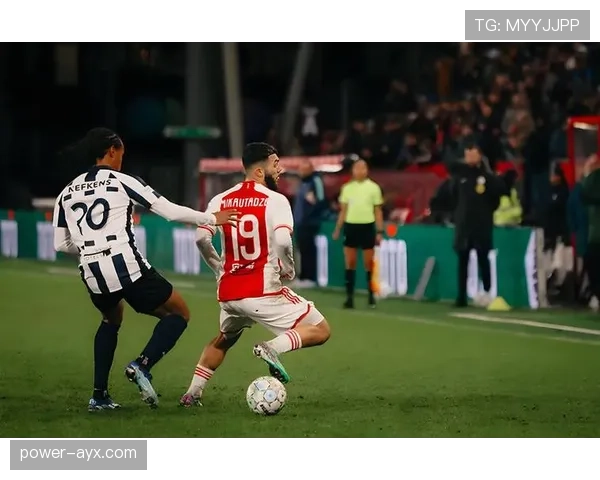 阿贾克斯关键比赛表现不佳问题，持续影响球队赛季竞争走势与格局变化