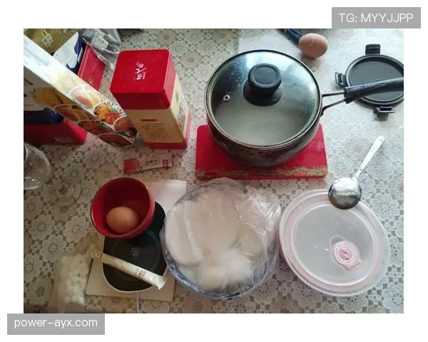 周冠宇的冰箱里只有蛋白粉和冰水，连瓶可乐都找不到