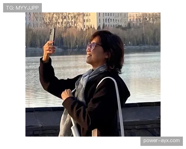 朱琳上场那会儿，看着她喝水的姿势比明星还讲究，我笑了半天！